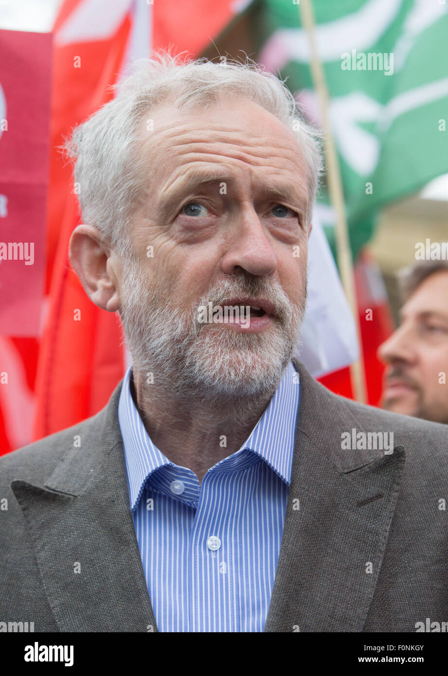 Jeremy Corbyn,leadership laburista candidato,parla a Kings Cross in favore di mettere le ferrovie indietro nella proprietà pubblica Foto Stock