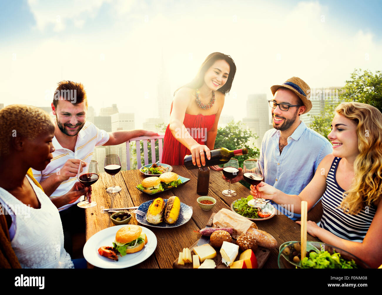 Celebrazione amicizia sul tetto il concetto di partito Foto Stock