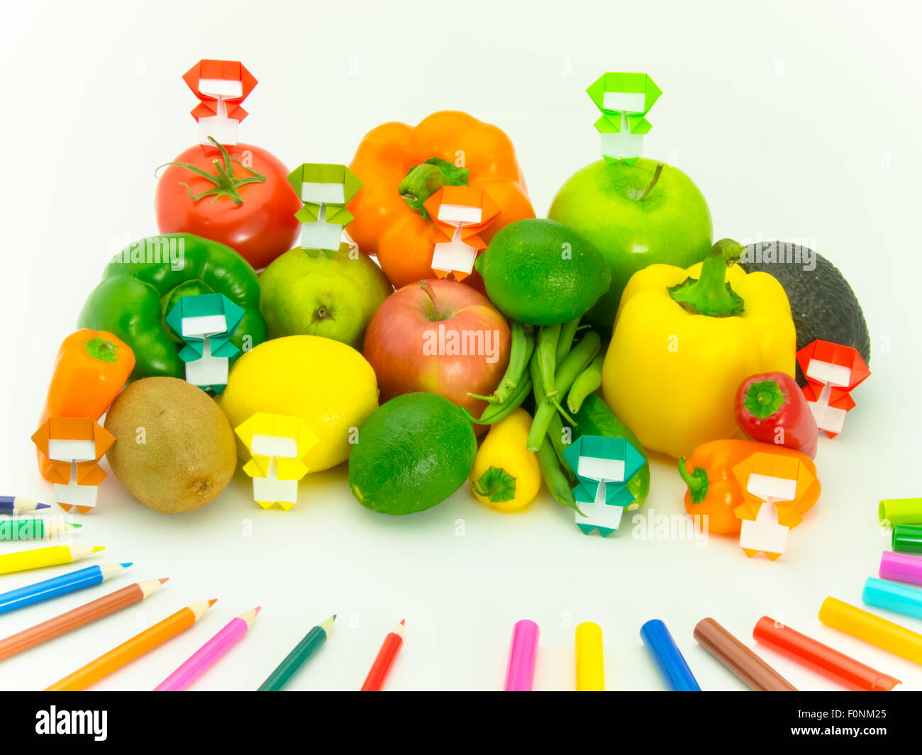 Colorato origami Ninja giocare con le verdure e la frutta. Foto Stock