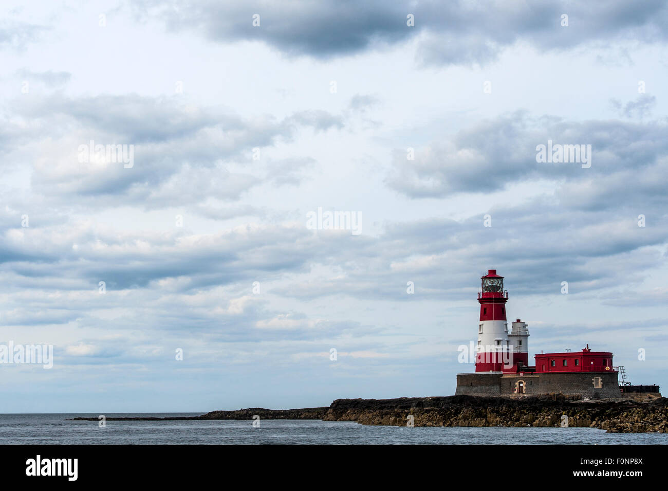 Faro rosso isole farne, Northumberland, Inghilterra, Gran Bretagna, Regno Unito Foto Stock