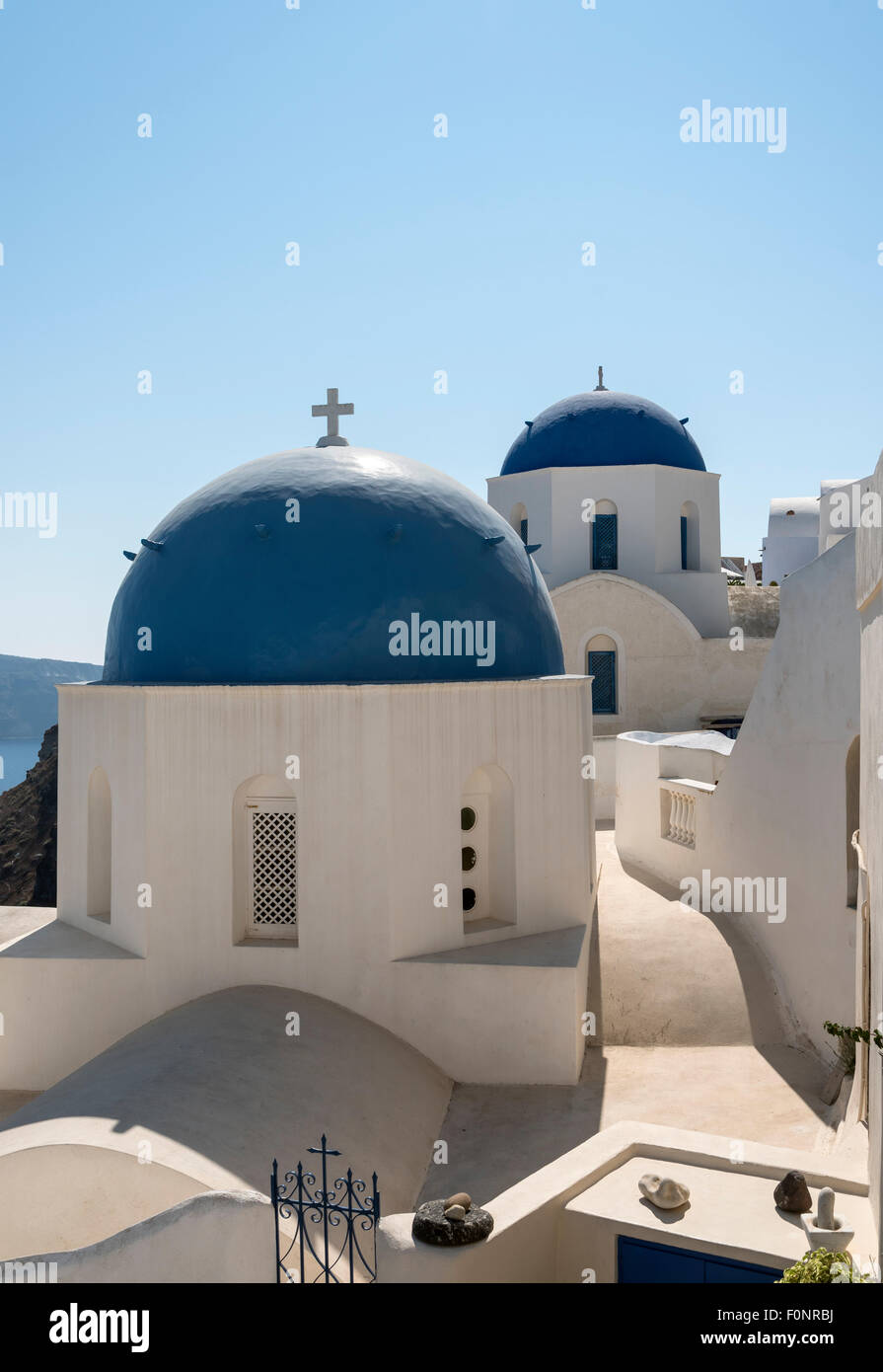 A cupola blu chiesa di Aghios Spiridonas e Chiesa di Anastasis (Risurrezione) in Oia - Santorini, Grecia Foto Stock