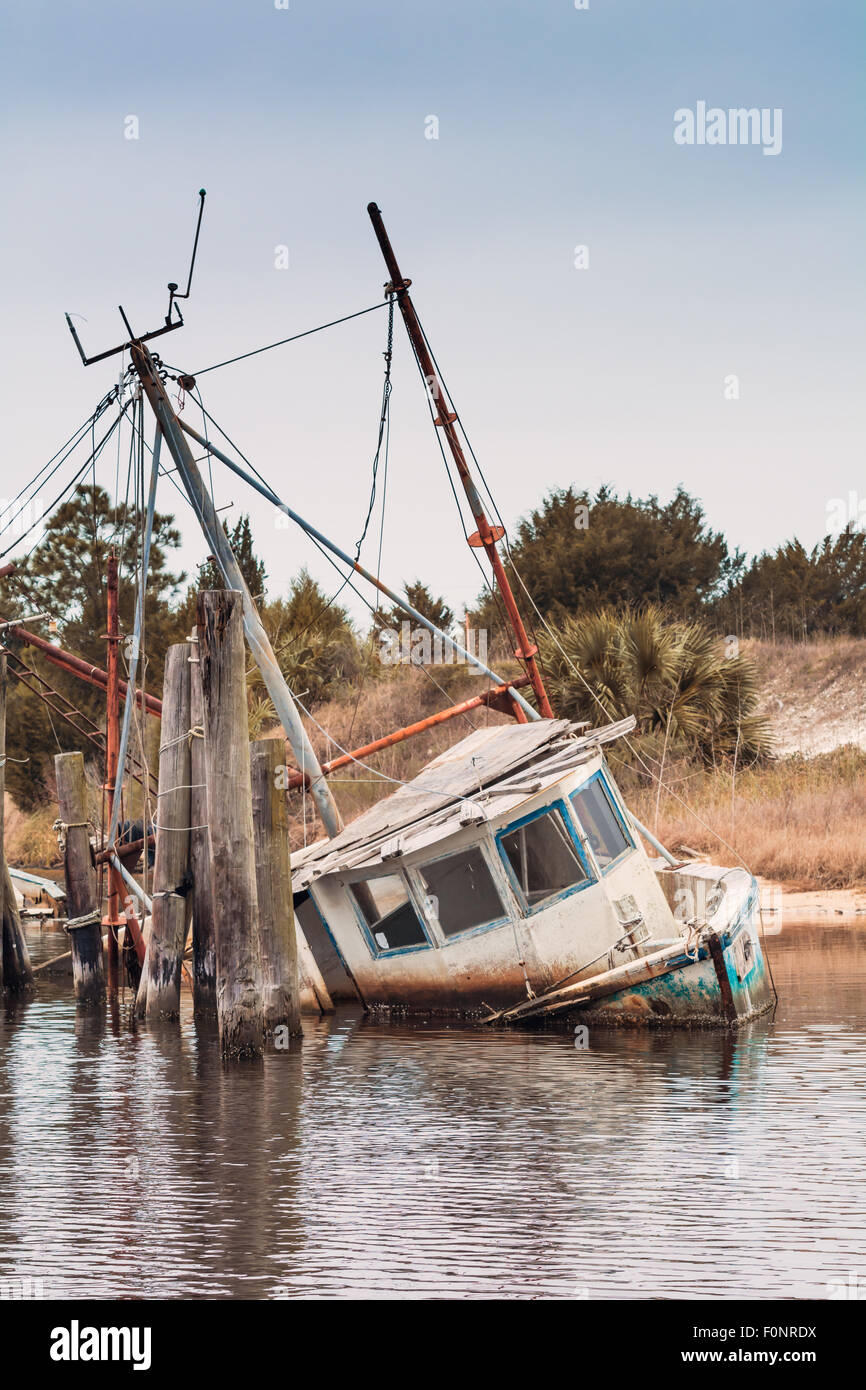 Vecchia barca shrimping distrutti dagli uragani in Florida Foto Stock