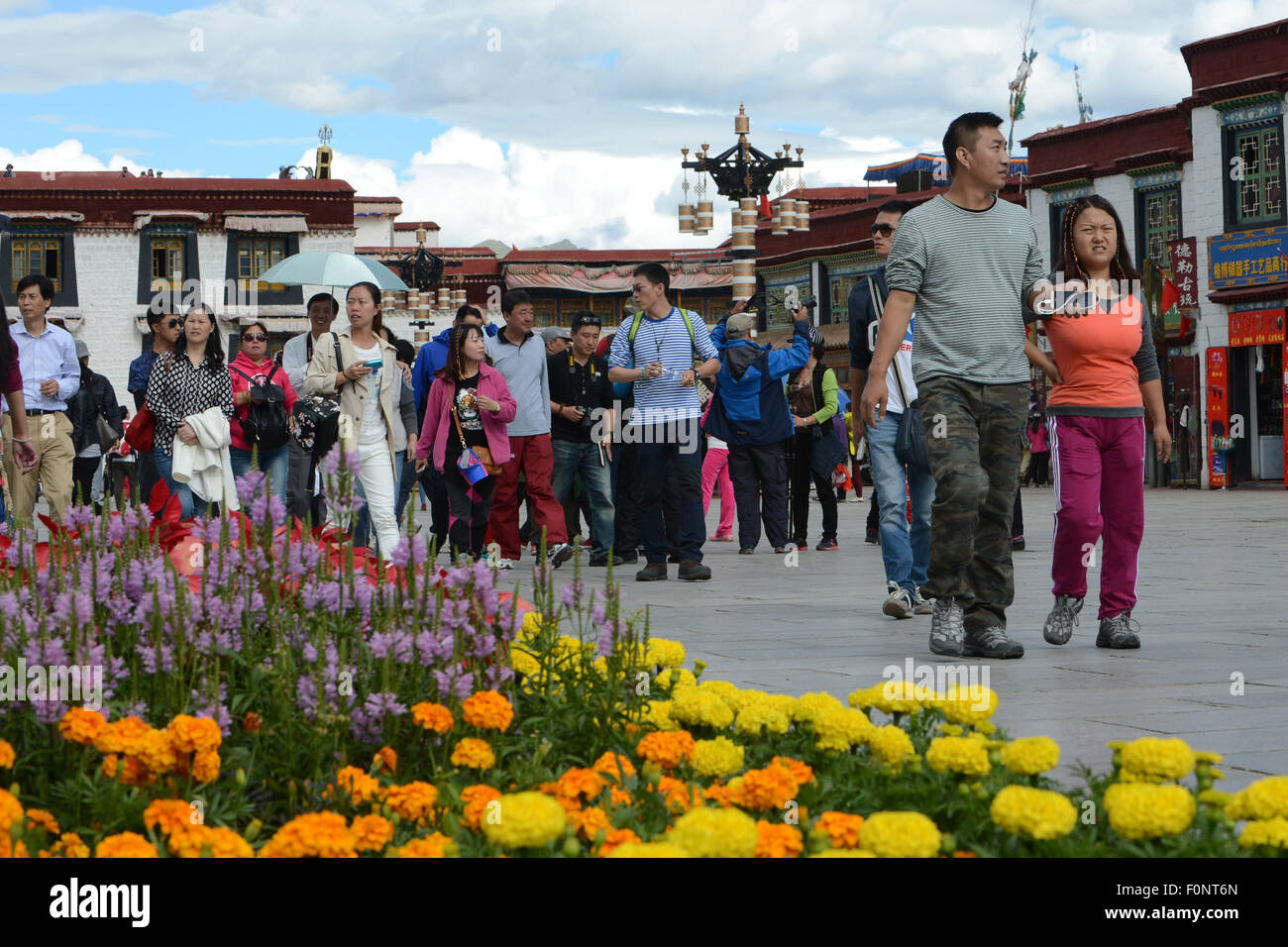 Lhasa, la Cina della regione autonoma del Tibet. 19 Ago, 2015. I turisti di visitare il tempio del Jokhang a Lhasa, a sud-ovest della Cina di regione autonoma del Tibet, 19 Agosto, 2015. Con le migliori condizioni meteorologiche in un anno, il Tibet è entrato nel picco stagionale del turismo. Credito: Chogo/Xinhua/Alamy Live News Foto Stock