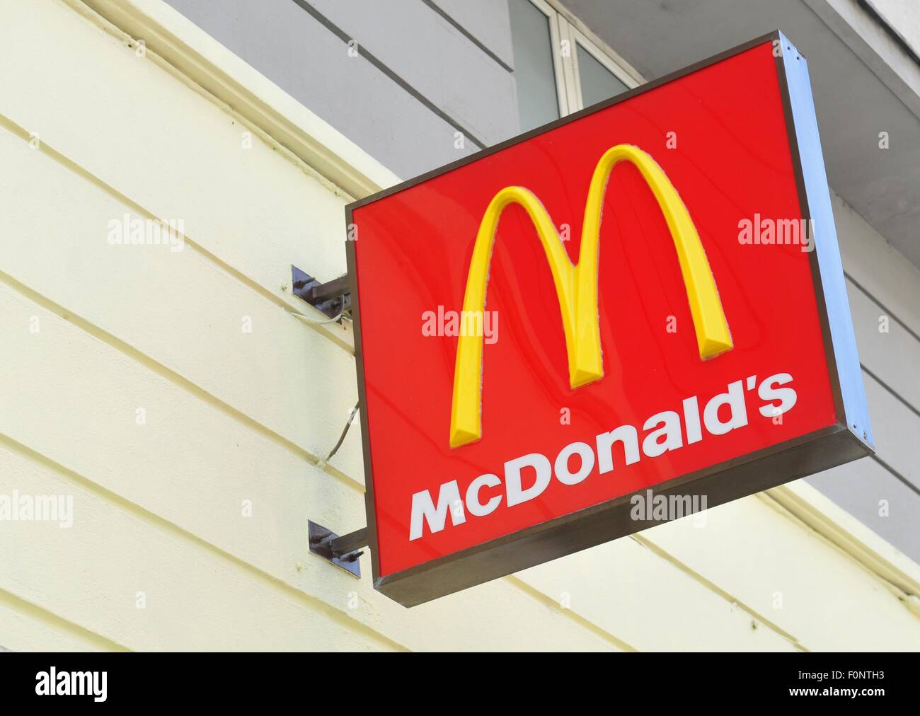 Logo McDonalds nel centro di Bucarest Foto Stock