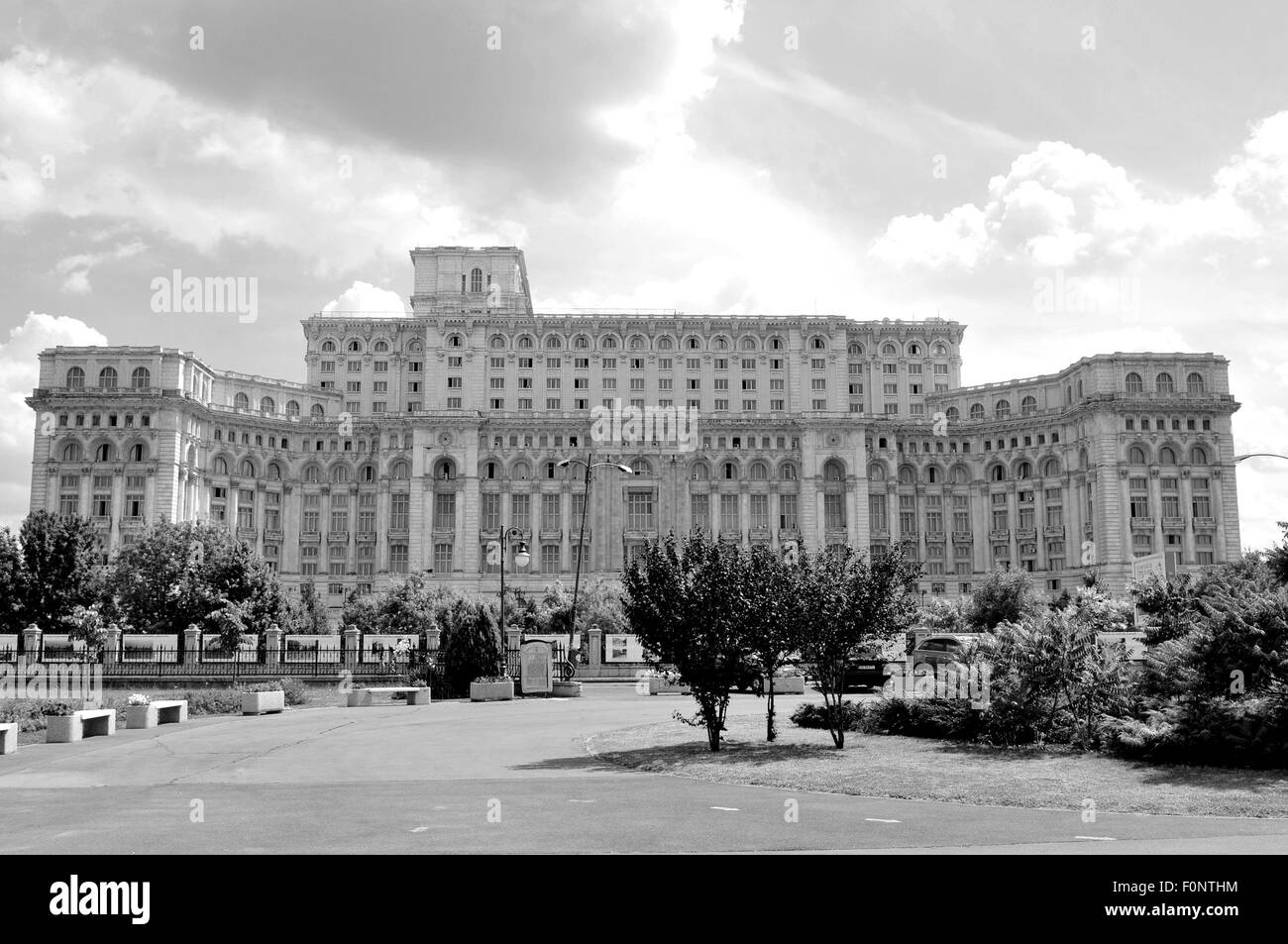 Palazzo del Parlamento a Bucarest in Romania isolato su bianco Foto Stock