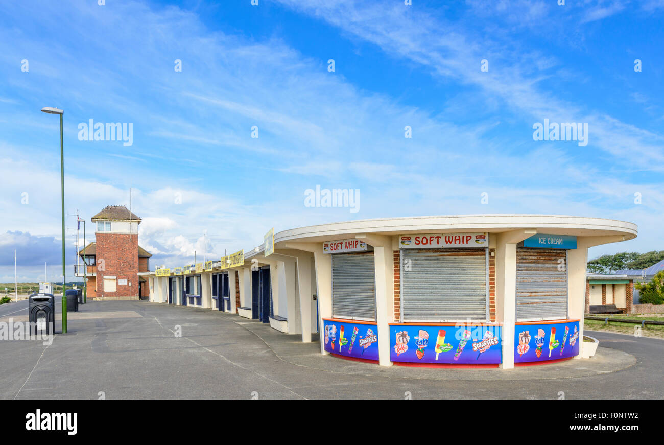 Chiusura negozi fronte mare sul lungomare di Littlehampton, West Sussex, in Inghilterra, Regno Unito. Foto Stock
