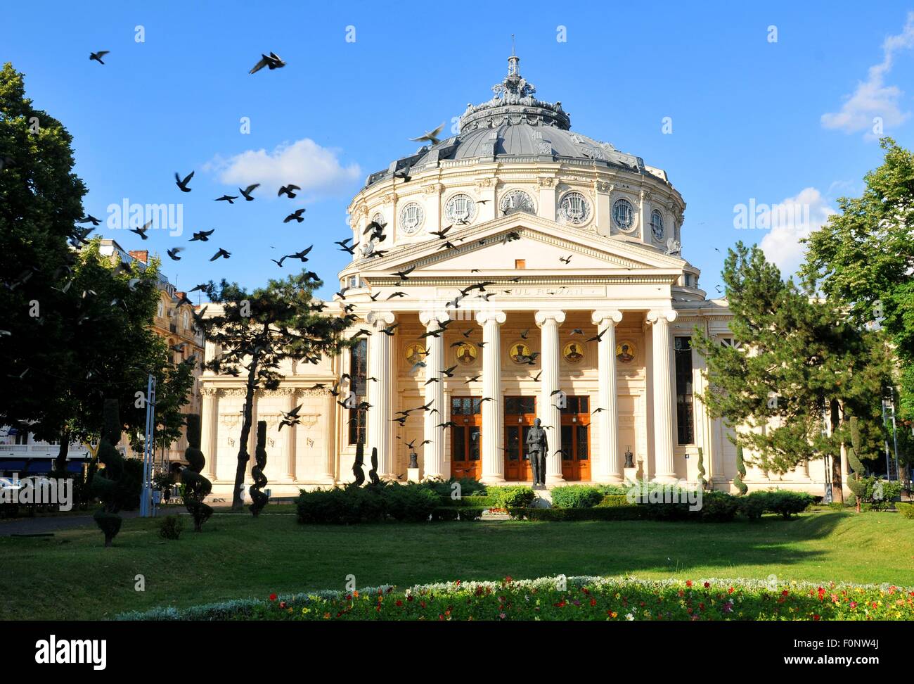 I punti di riferimento di Bucarest: Romanian Athenaeum è una sala da concerto nel centro di Bucarest, Romania Foto Stock