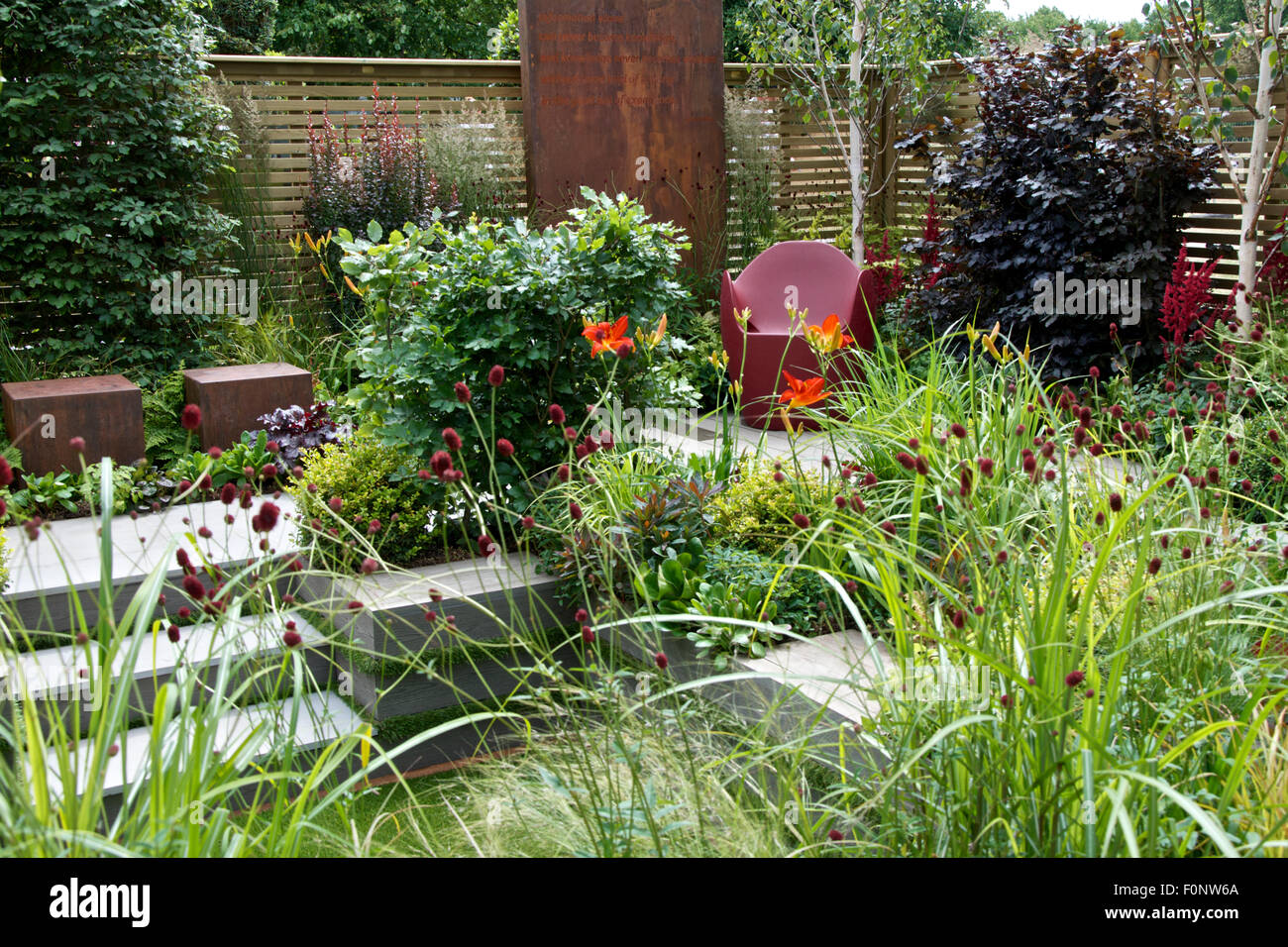 Forti colori rosso in fondamenta per la crescita giardino alla RHS Hampton Court Palace Flower Show 2015 Foto Stock