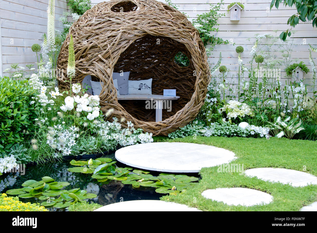 Bird nascondere nei Paesaggi viventi: Twitchers città giardino disegnato da Sarah Keyser a RHS Hampton Court Palace Flower Show 2015 Foto Stock