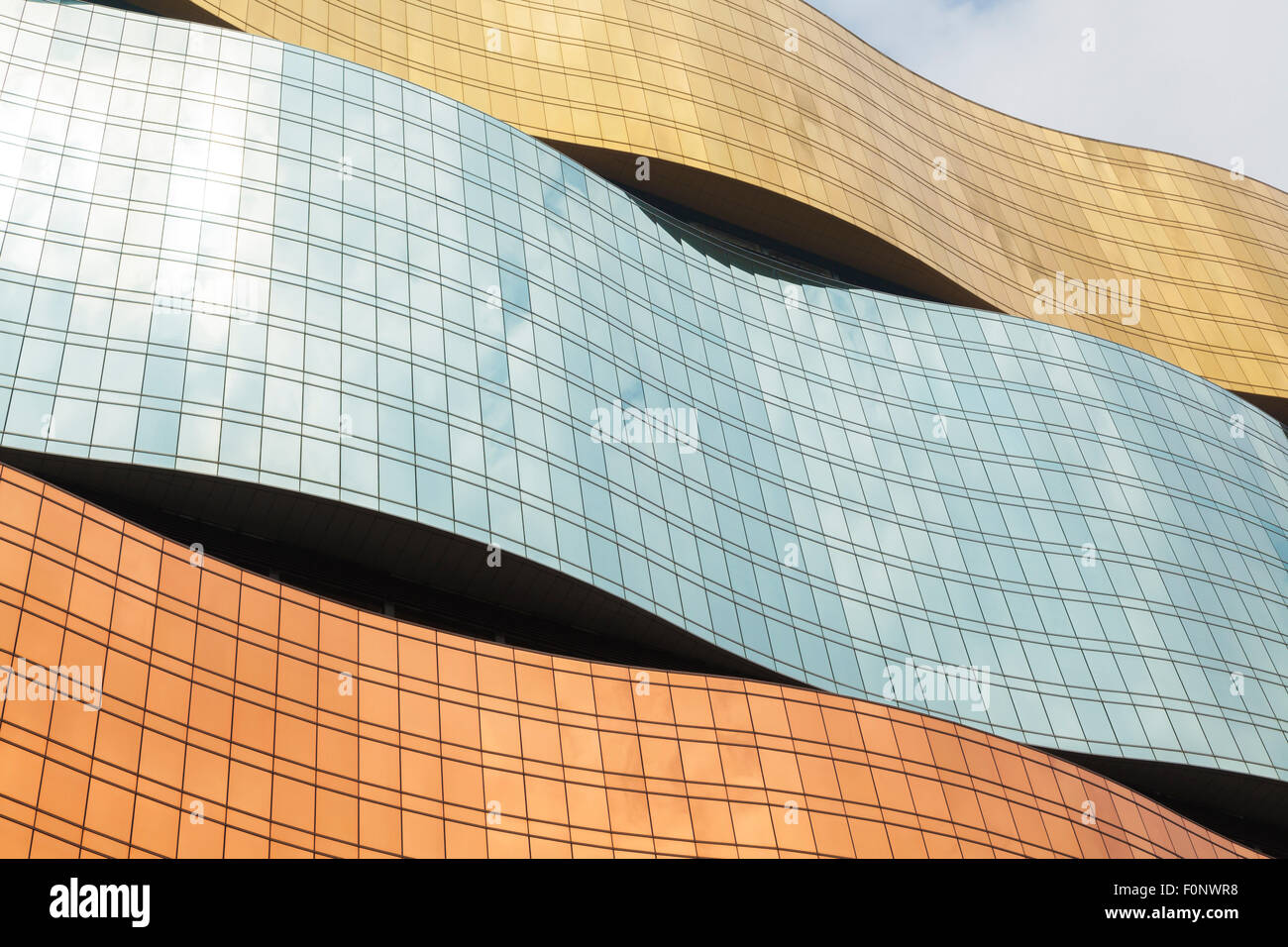 Vetri curvi di un edificio di moderna costruzione Foto Stock