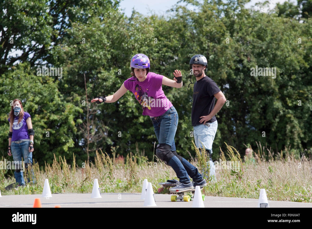 Slalom Skateboard a Redbridge centro ciclistico Foto Stock