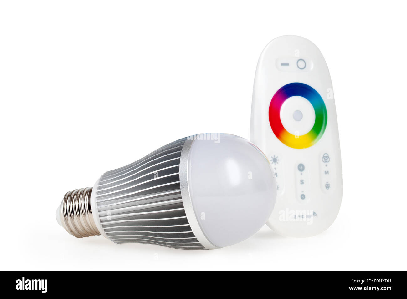 Economico colorato a LED E27 Luce con telecomando isolato su sfondo bianco con tracciato di ritaglio Foto Stock