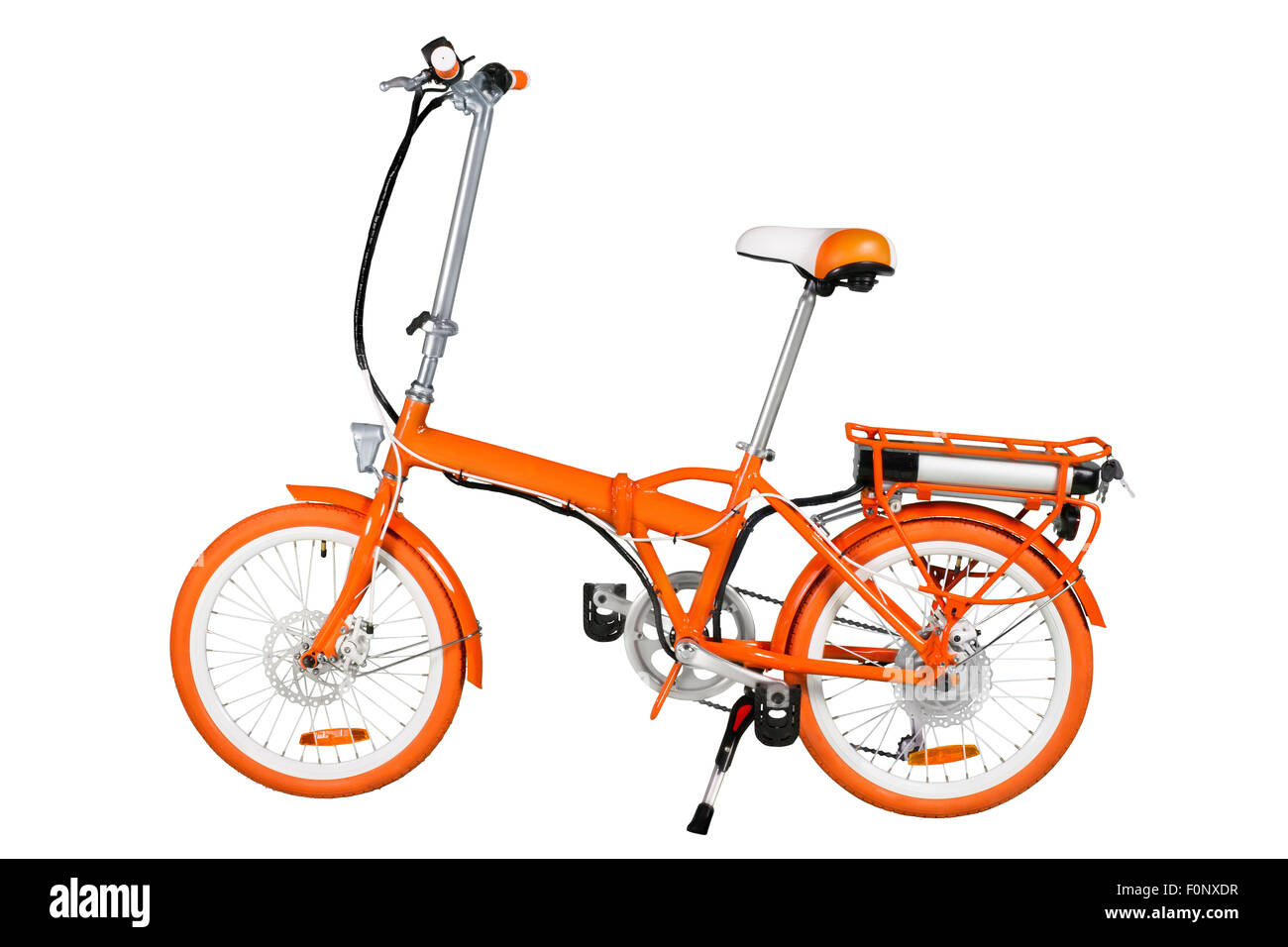 Arancione elettrico bicicletta pieghevole isolato su uno sfondo bianco con un intero percorso di clipping Foto Stock