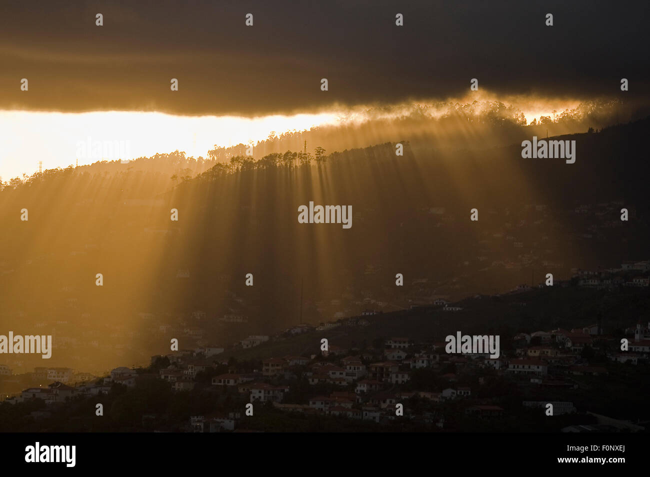 Tramonto con i raggi di luce provenienti attraverso una lacuna nelle nuvole, Funchal, Madeira, Marzo 2009 Foto Stock