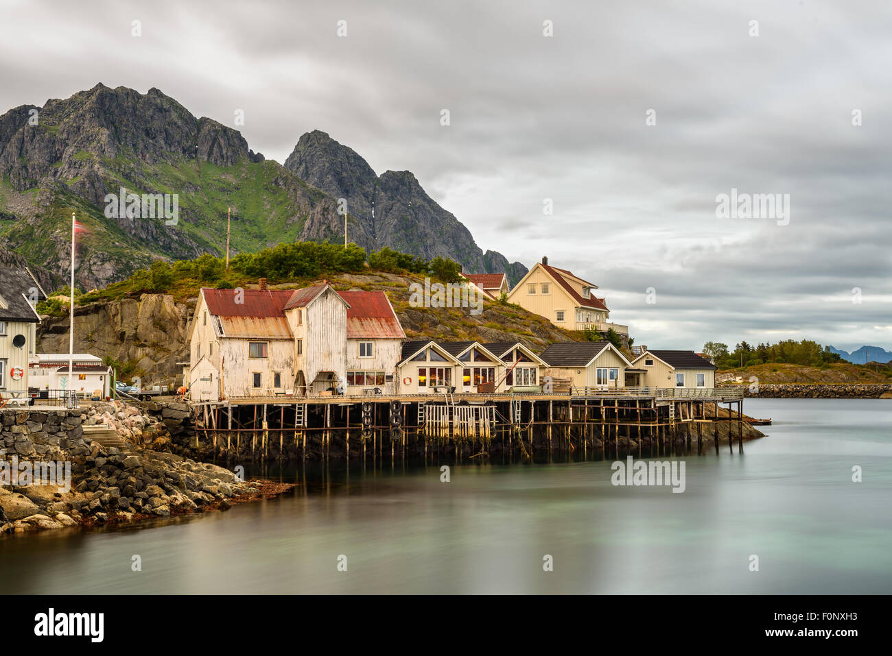 Henningsvaer, villaggio di pescatori situato su numerose piccole isole dell'arcipelago delle Lofoten, Norvegia. Lunga esposizione. Foto Stock