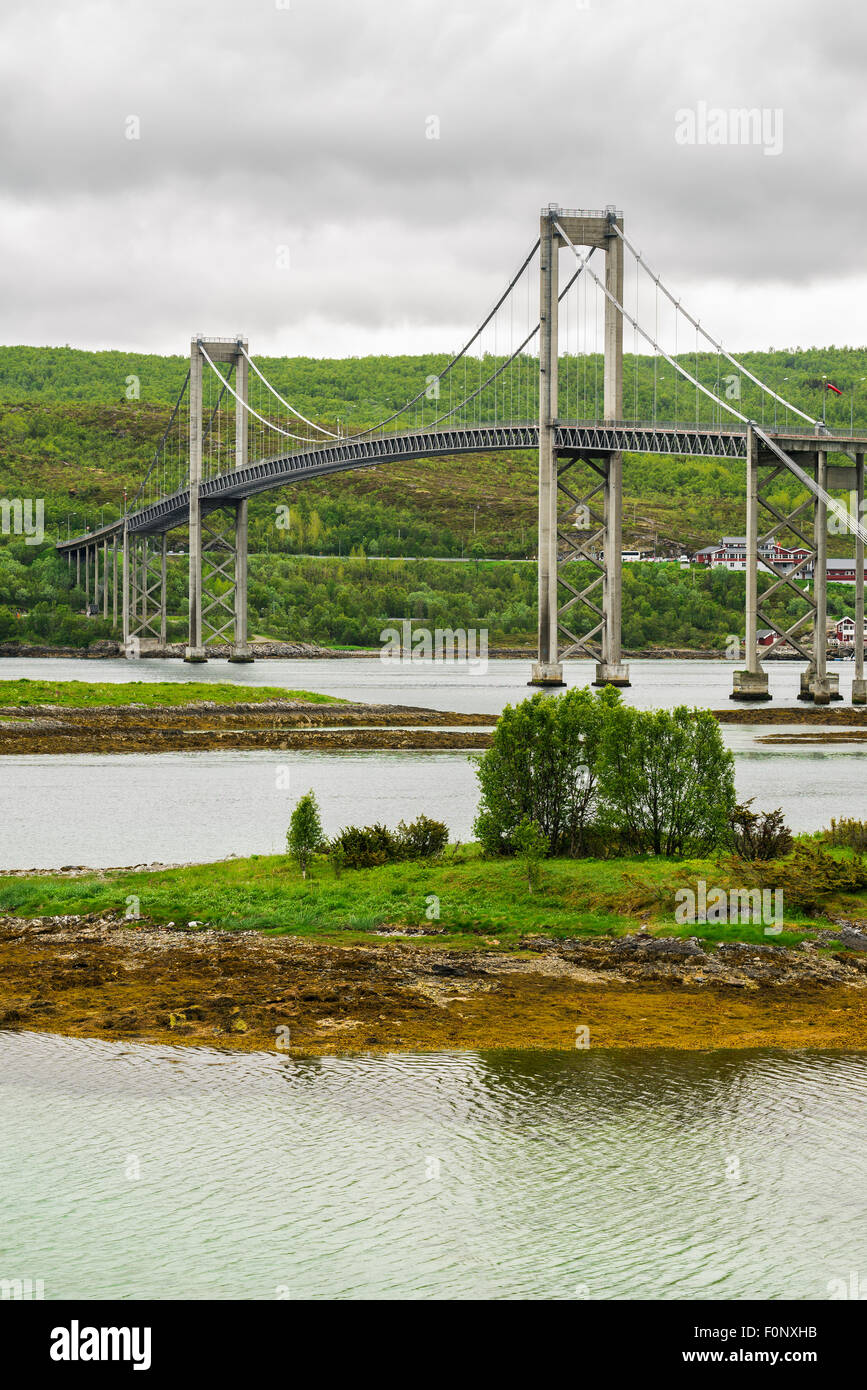 Ponte Tjeldsund, Norvegia. Esso attraversa il Tjeldsundet tra la terraferma e l'isola di Hinnoya nel Troms County. Foto Stock