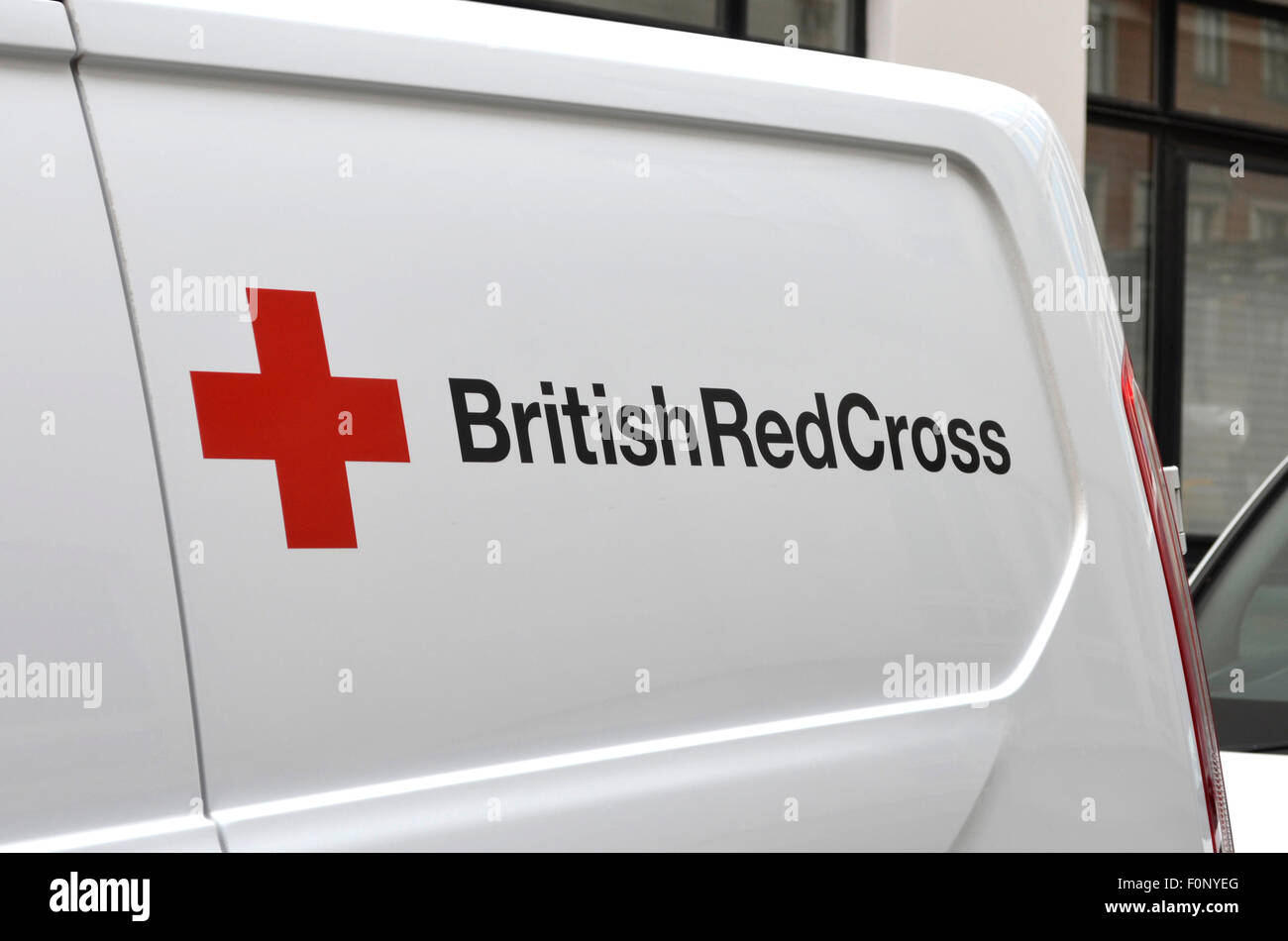 La Croce Rossa britannica white van etichetta Foto Stock