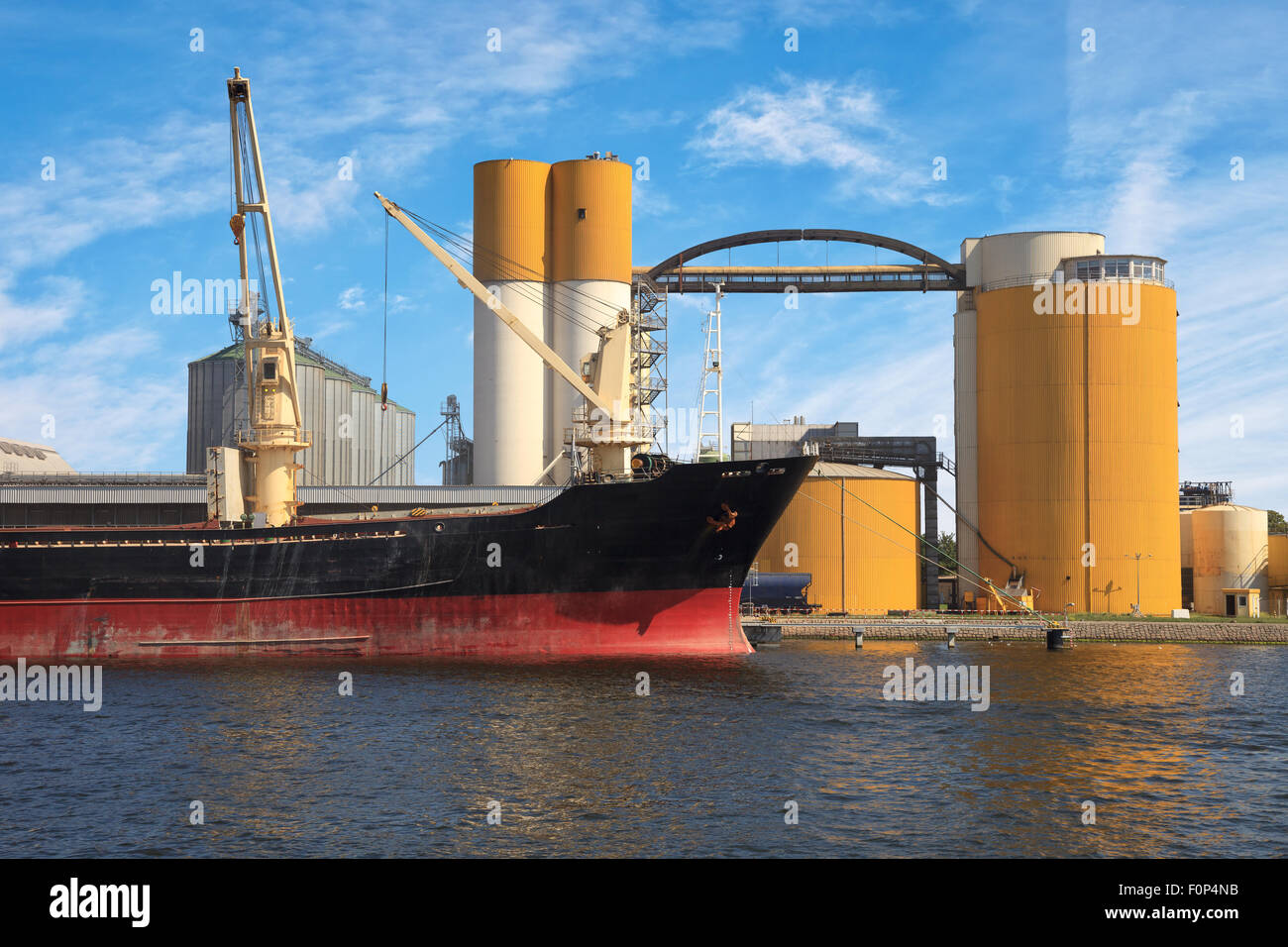 Nave di grano essendo caricato nel porto di Danzica, Polonia. Foto Stock