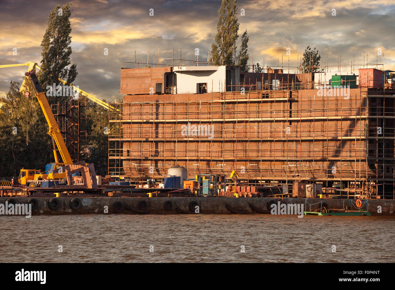 Nave in costruzione nel cantiere navale di sunrise. Foto Stock