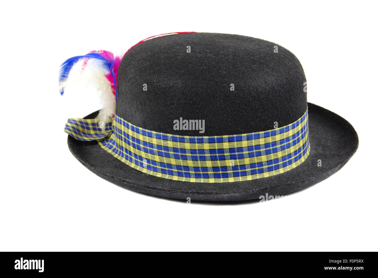 Piccolo cappello nero con piume isolato su uno sfondo bianco Foto Stock