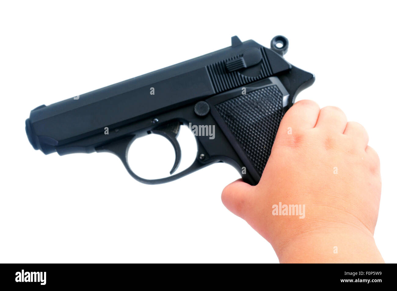 Bambino s mano che tiene una pistola isolato su bianco Foto Stock