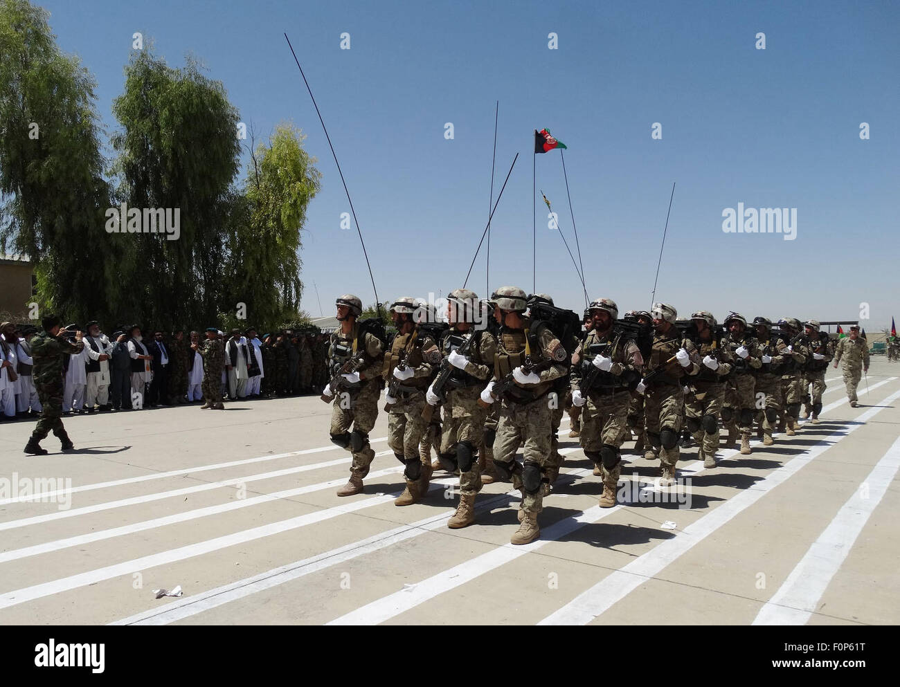 Helmand, Afghanistan. 19 Ago, 2015. Soldati afgani marzo per celebrare il paese della 96anniversario dell indipendenza dall'impero britannico professione nella provincia di Helmand, Afghanistan meridionale, 19 Agosto, 2015. Devastate dalla guerra in Afghanistan ha segnato il 96º anniversario della sua indipendenza dall'allora Impero Britannico occupazione mercoledì. Credito: Safadari/Xinhua/Alamy Live News Foto Stock