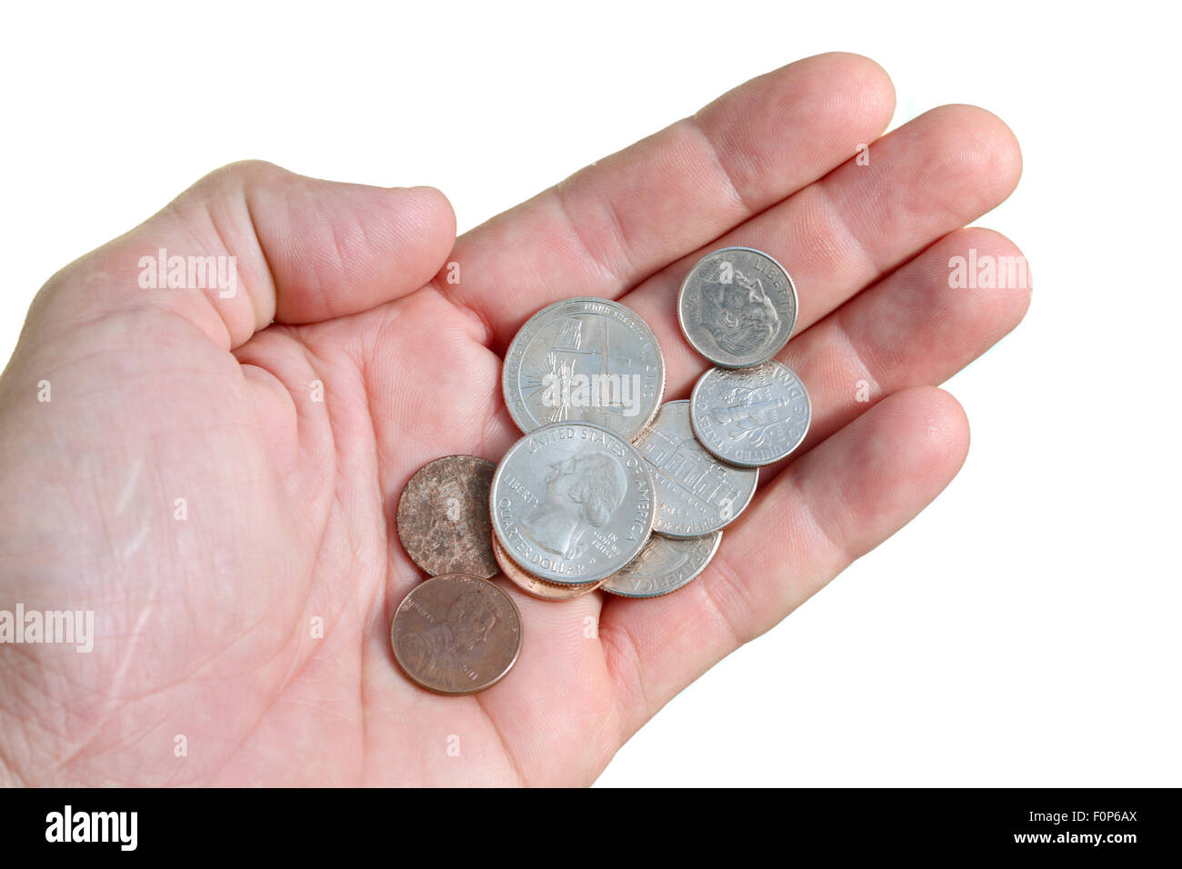 Una mano con poche monete isolato su bianco Foto Stock