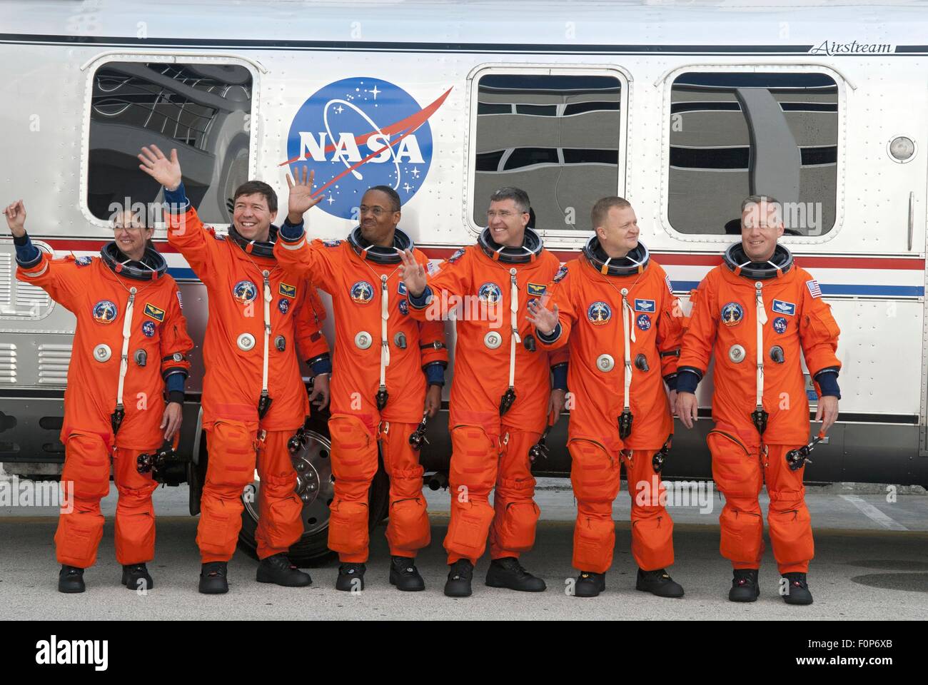 Space Shuttle STS-133 gli astronauti in lancio-e-voce adatta a onda nella parte anteriore del Astrovan come essi sono presi a Launch Pad 39A (L a R) Nicole Stott, Michael Barratt, Alvin Drew e Steve Bowen; Pilot Eric Boe; e comandante Steve Lindsey presso il Kennedy Space Center Febbraio 24, 2011 a Cape Canaveral, in Florida. Scoperta e i suoi sei membri dell'equipaggio sono in grado di offrire il permanente modulo multiuso, pranzo con i materiali di consumo e dei pezzi di ricambio critici, come pure Robonaut 2, l'abile astronauta umanoide helper, alla stazione spaziale internazionale. Foto Stock