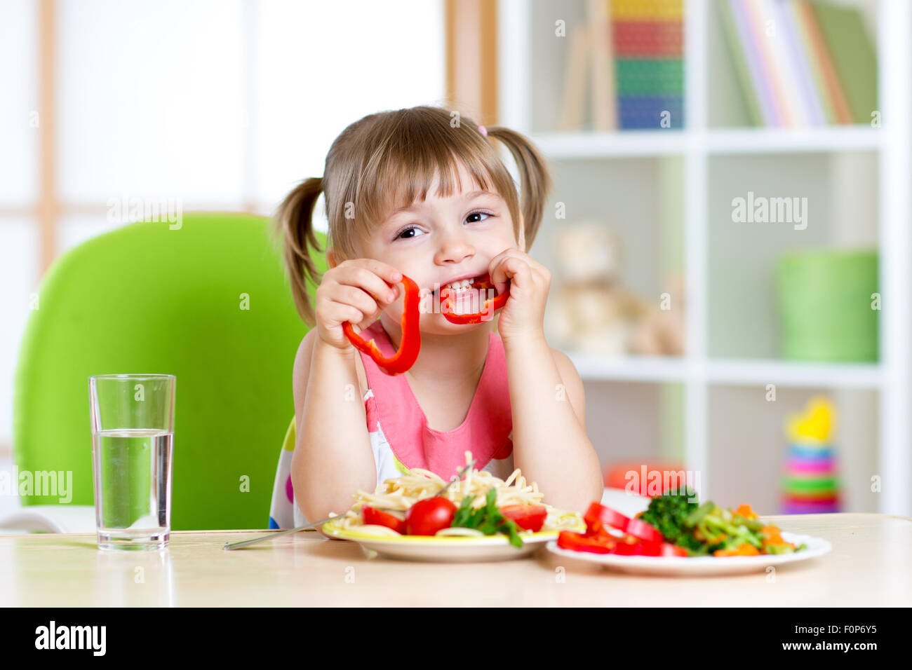 Bambino mangia il cibo sano a scuola o a casa Foto Stock