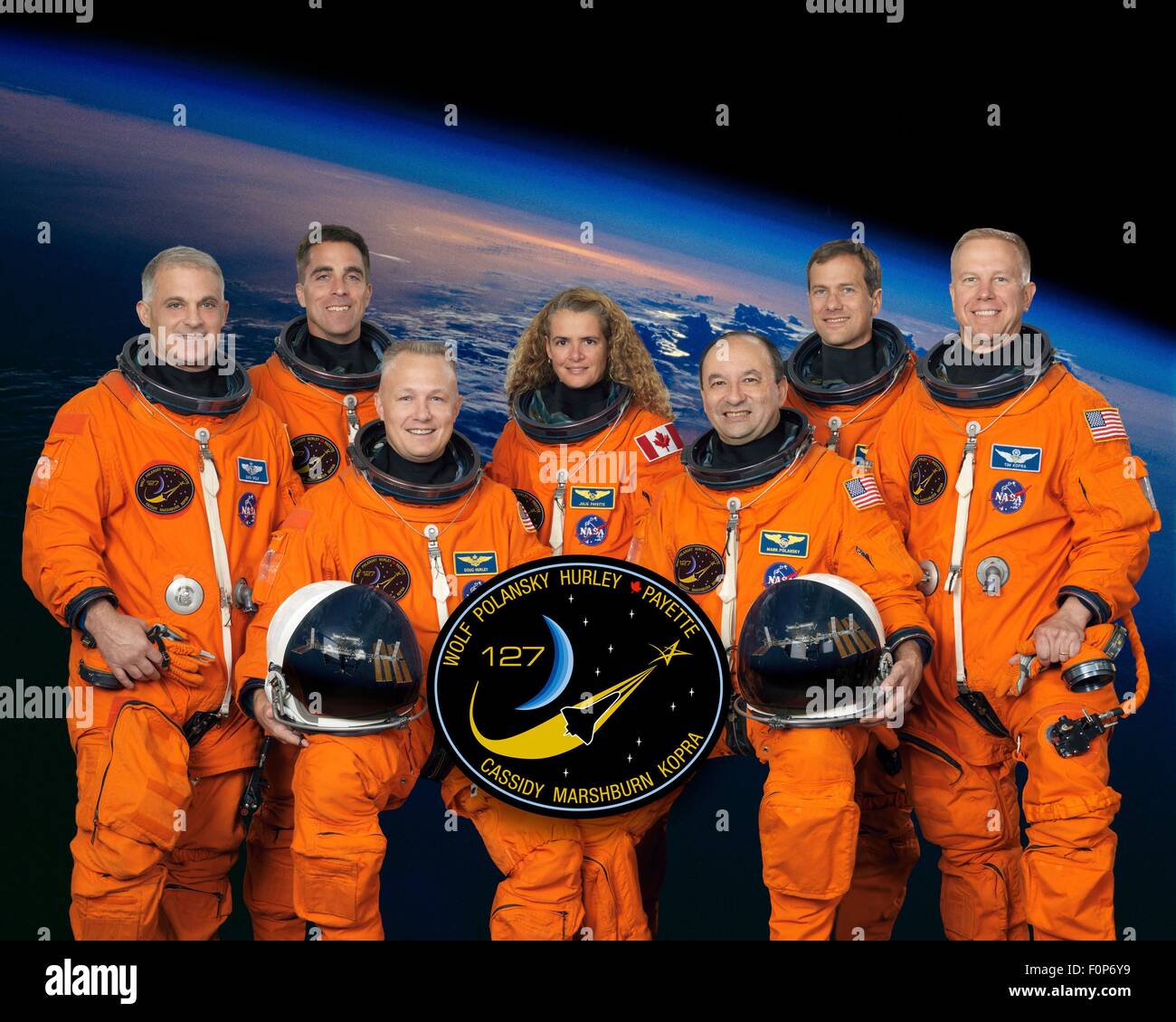 Ritratto di gruppo di STS-127 space shuttle astronauti di equipaggio in fase di lancio e di entrata tute sono (L a R): Dave Wolf, Christopher Cassidy, Doug Hurley, Agenzia Spaziale Canadese di Julie Payette, Mark Polansky, Tom Marshburn e Tim Kopra presso il Johnson Space Center Ottobre 10, 2008 a Houston, Texas. Foto Stock
