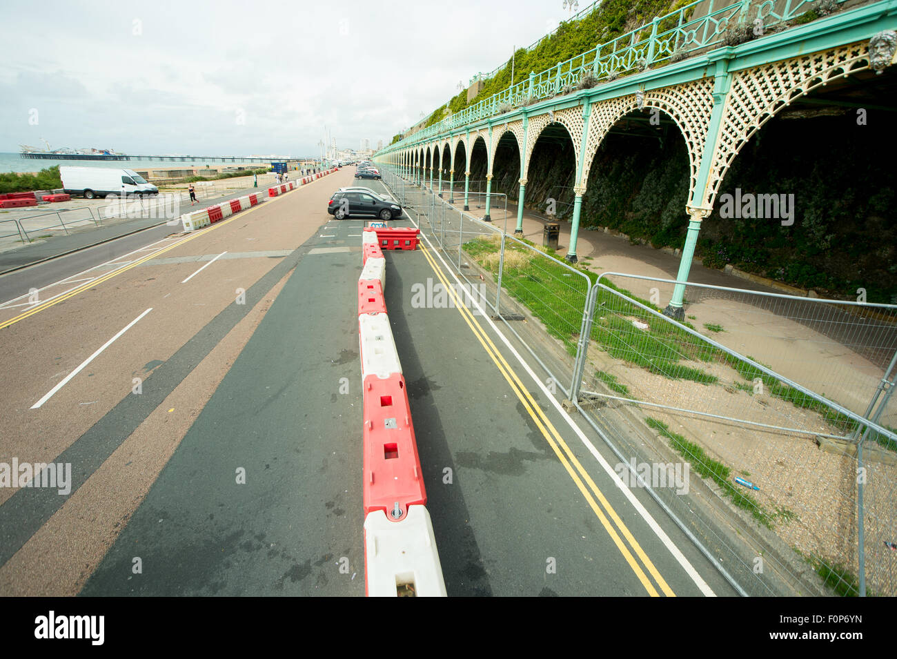 Scene presso il centro storico di unità di Madera in Brighton. I famosi archi verso il basso sulla strada lungomare hanno iniziato a collassare. Foto Stock