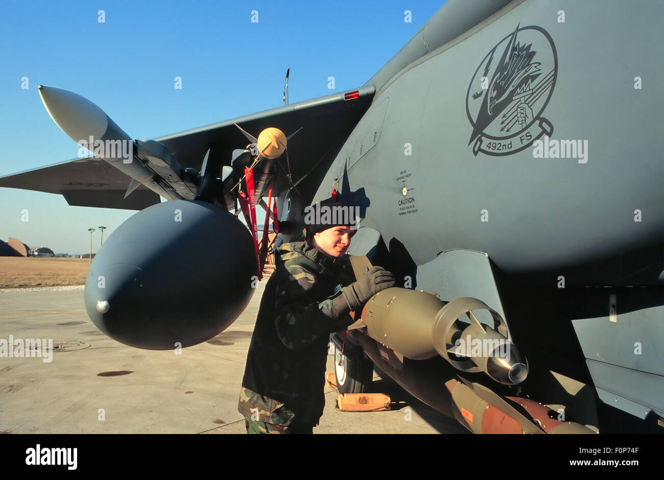 US Air Force, laser bombe guidate vengono caricati su un AF 15 caccia bombardiere in noi la base aerea di Aviano (Pordenone, Italia) Foto Stock
