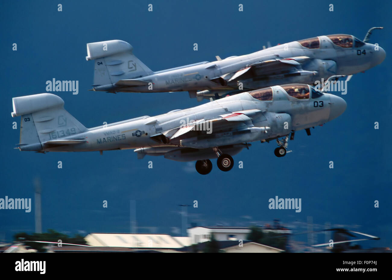 2 A 6 Prowler per la sorveglianza elettronica di Marines americani il decollo dalla base aerea USA di Aviano (Pordenone, Italia) Foto Stock