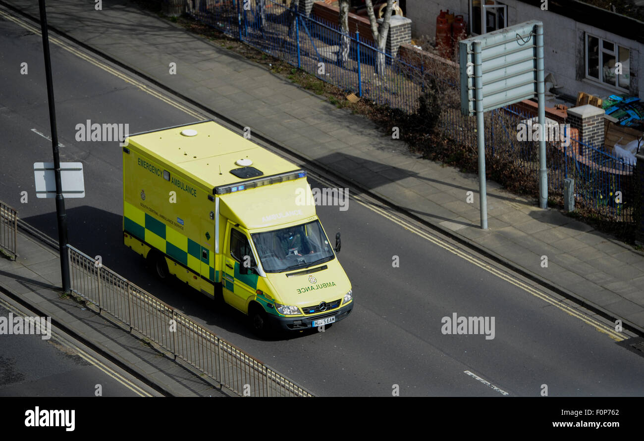 South Central ambulanza sulla strada per una chiamata di emergenza in Southampton Foto Stock
