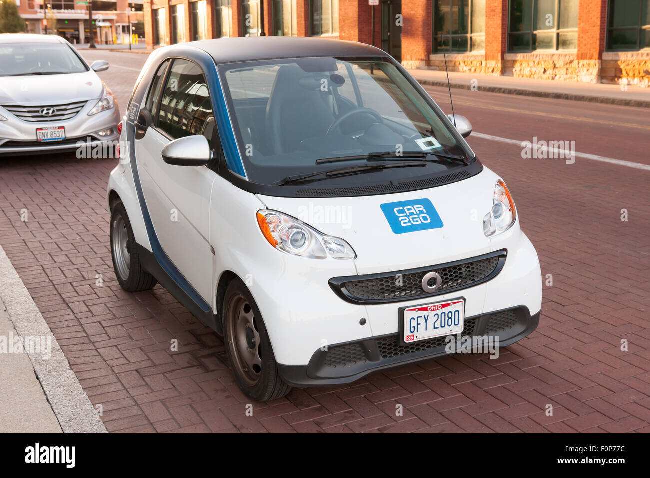 Un auto2Go Smart Fortwo auto parcheggiate sulla strada in attesa del successivo car sharing driver in Columbus, Ohio. Foto Stock