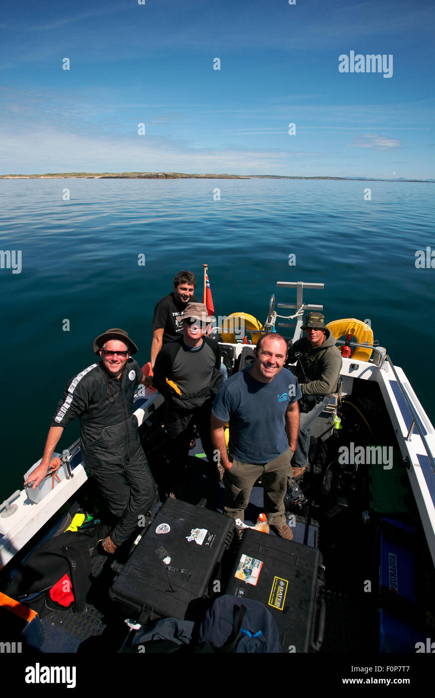 Fotografo, Nuno Sá, e altre persone sulla barca, Mull, Scozia, Giugno 2009 Foto Stock