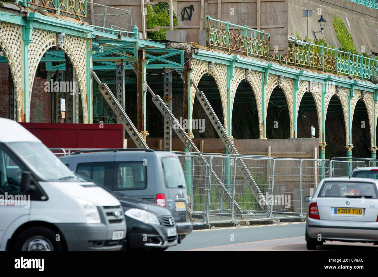 Scene presso il centro storico di unità di Madera in Brighton. I famosi archi verso il basso sulla strada lungomare hanno iniziato a collassare. Foto Stock