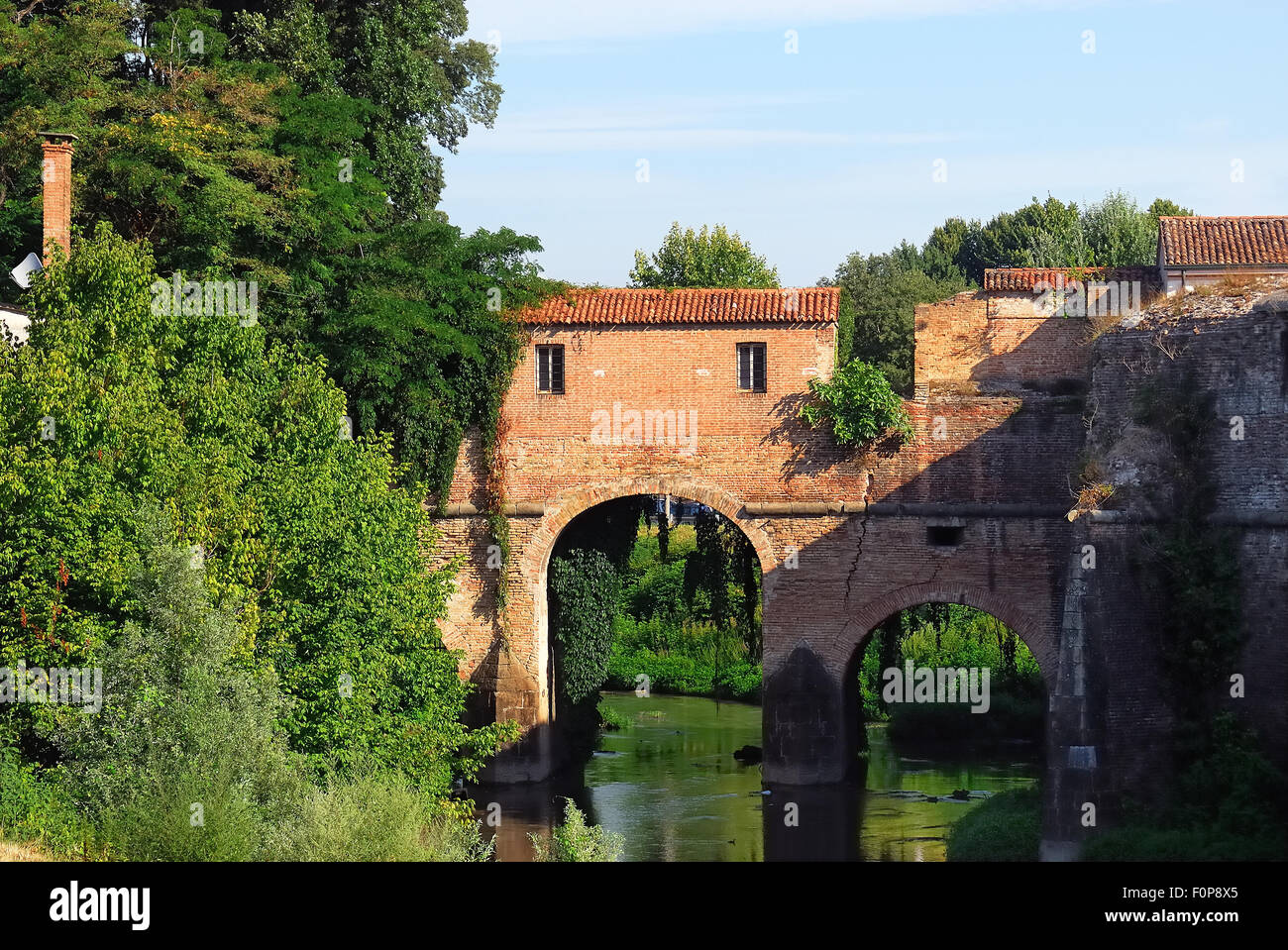 Padova, Italia. Le mura medievali della città. Le pareti di Padova (Italiano: la cinta muraria di Padova) sono un complesso di opere difensive intorno alla città italiana di Padova, progettato per difenderla dagli attacchi ostili. È stato costruito in 4 fasi: Romana, secolo XIII, XIV e XVI secolo. Foto Stock