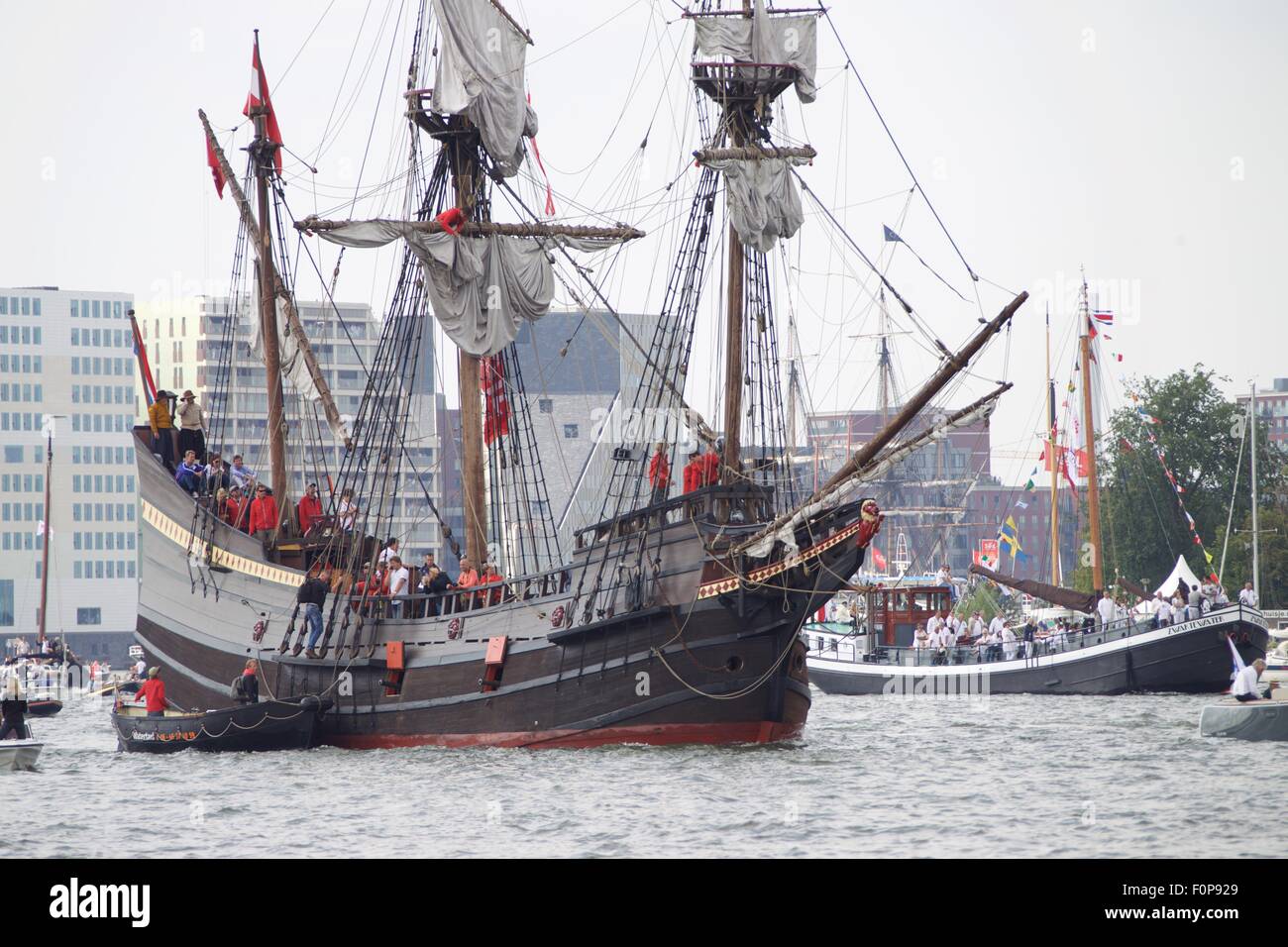 Amsterdam, Paesi Bassi. 19 Ago, 2015. Sail Amsterdam 2015 festival nautico, uno dei più grandi libera manifestazione nautica in tutto il mondo, dà dei calci fuori ad Amsterdam, nei Paesi Bassi, 19 Agosto, 2015. La manifestazione che si svolge ogni cinque anni a partire dal 1975. Credito: Sylvia Lederer/Xinhua/Alamy Live News Foto Stock