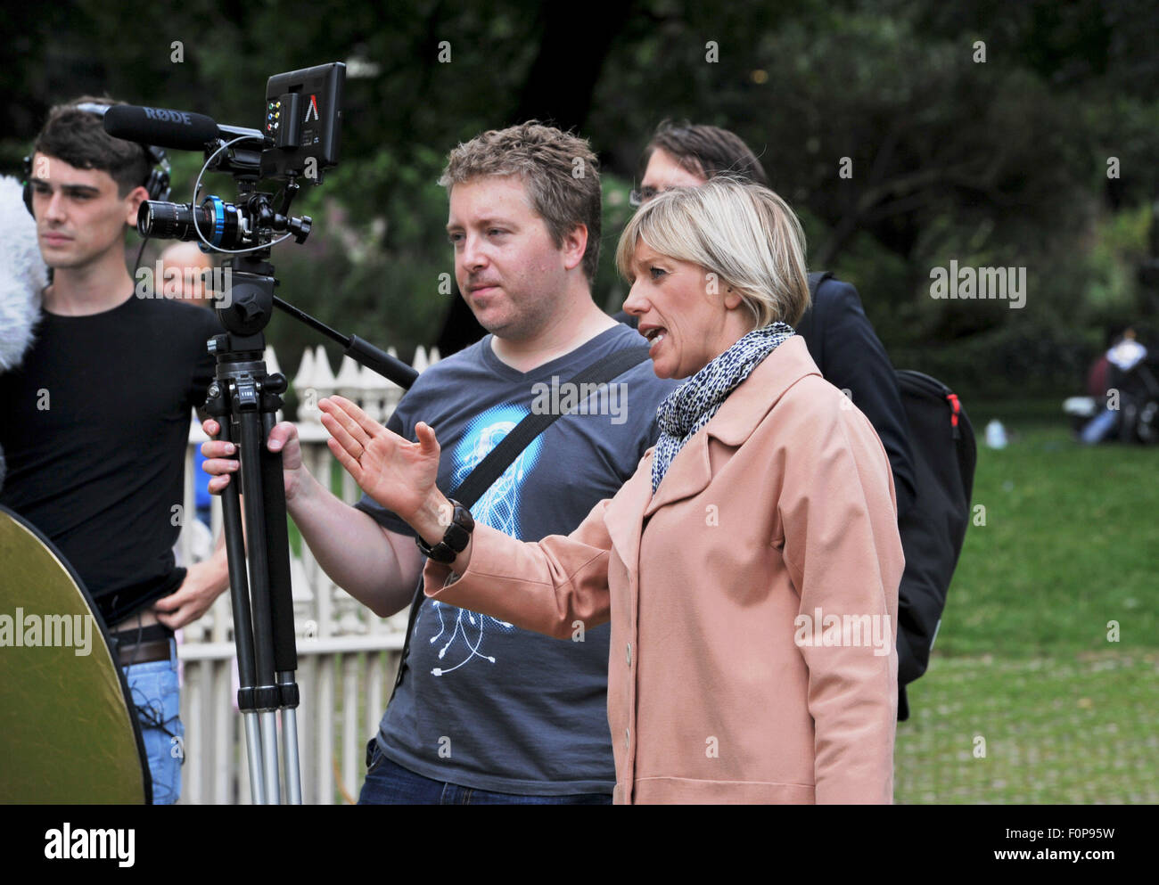 La troupe televisiva con la BBC presenta Natalie Graham al lavoro a Pavilion Gardens Brighton UK Foto Stock