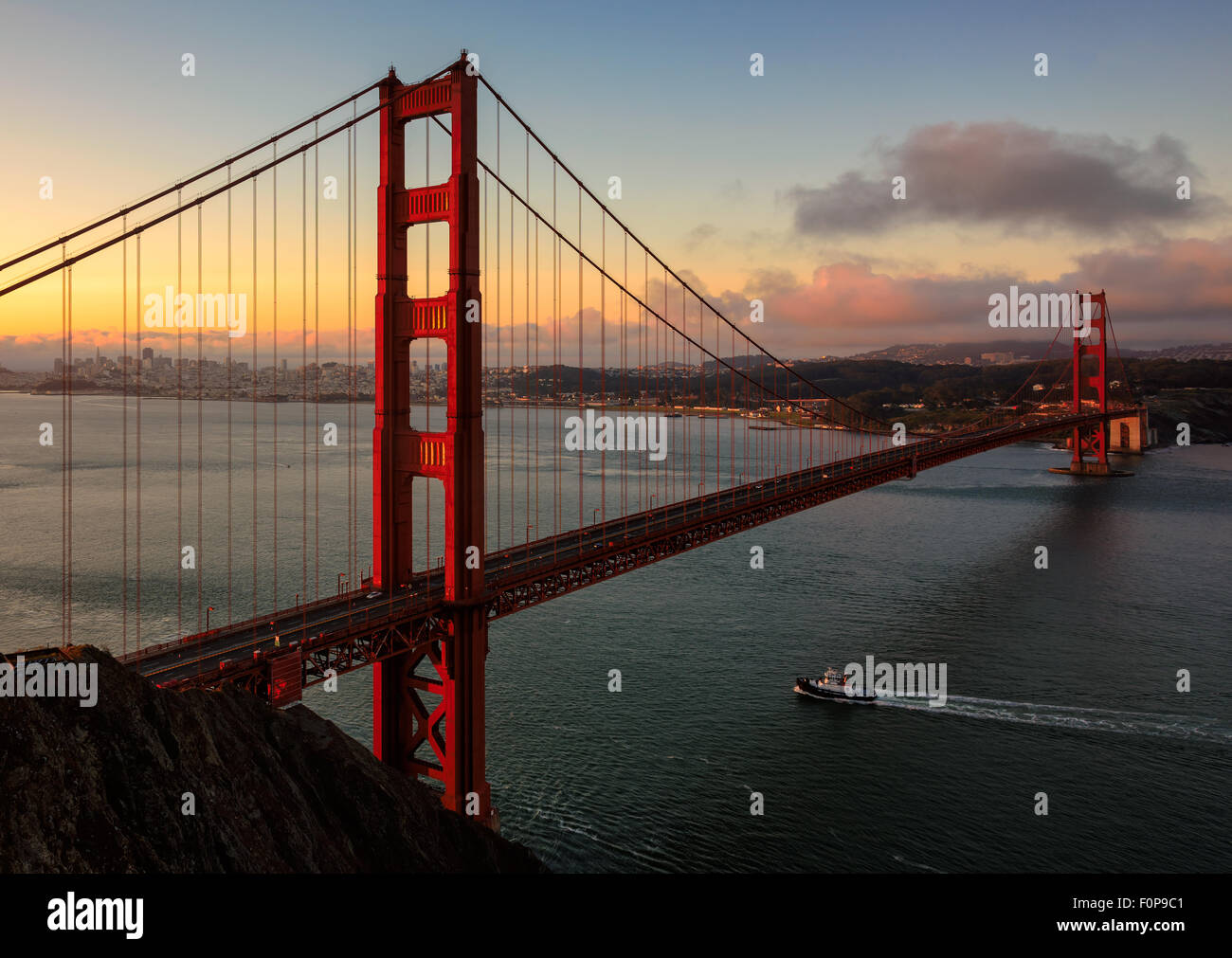 Golden Gate Bridge la mattina presto al sorgere del sole a San Francisco, California Foto Stock