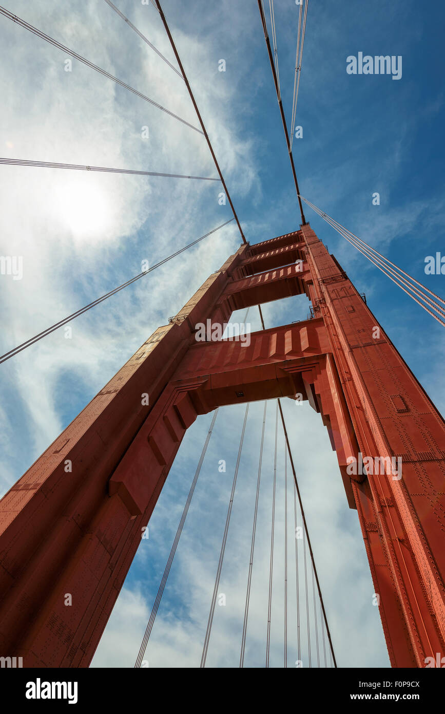 In prossimità di una delle torri del Golden Gate Bridge di San Francisco Foto Stock