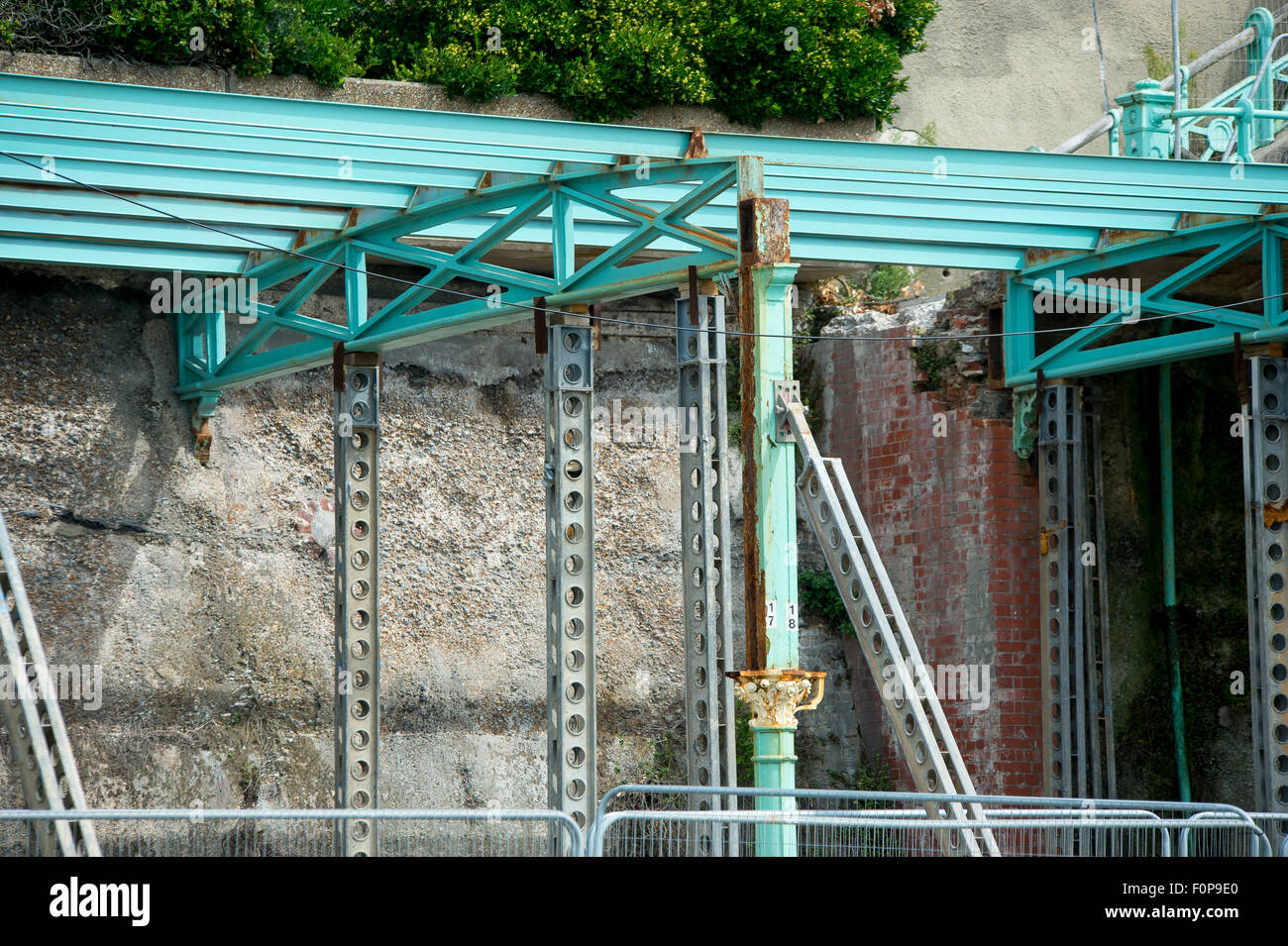 Scene presso il centro storico di unità di Madera in Brighton. I famosi archi verso il basso sulla strada lungomare hanno iniziato a collassare. Foto Stock