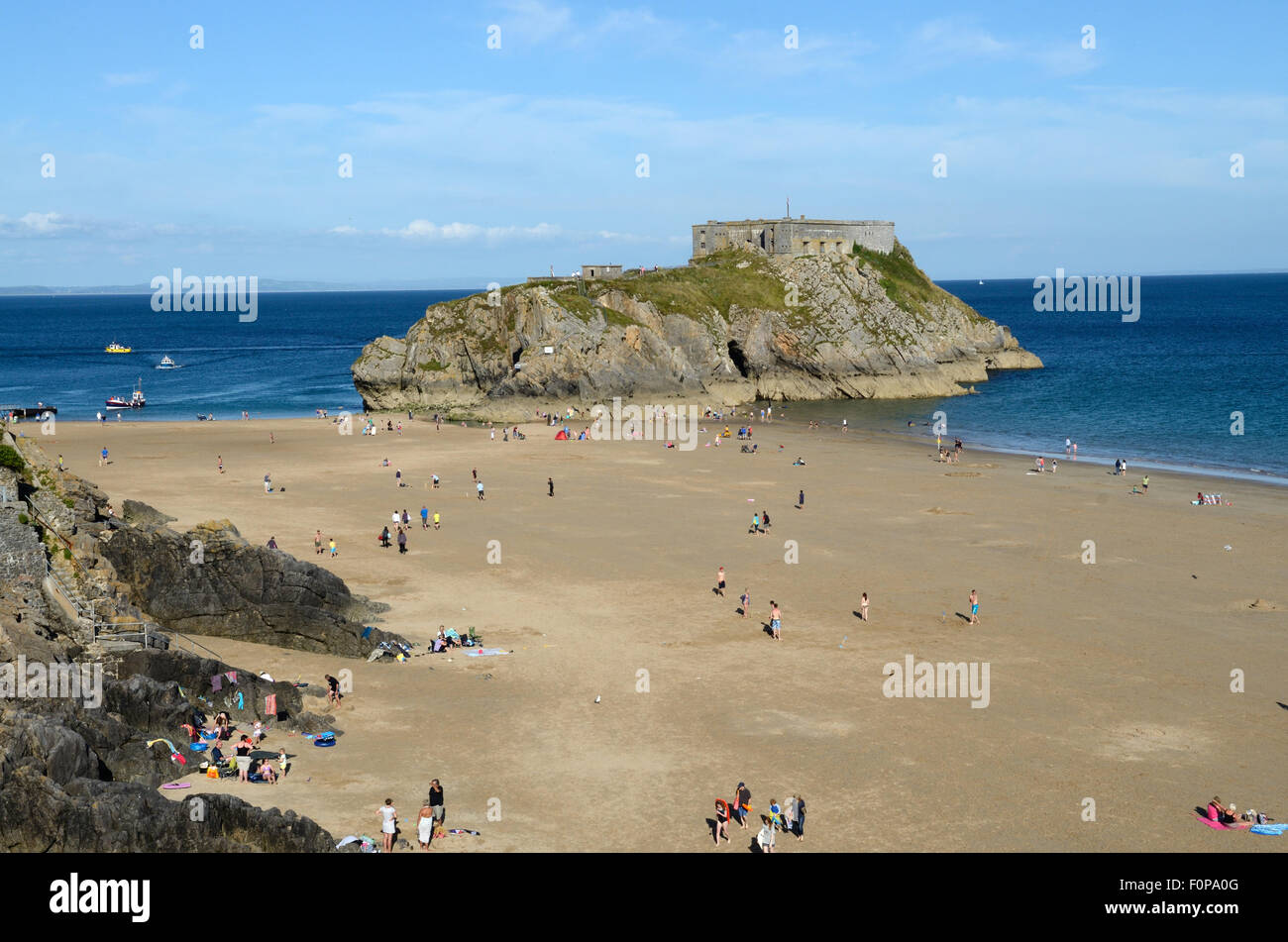 Tenby South Beach e St Catherines isola in un giorno di estate Pembrokeshire Wales Cymru REGNO UNITO GB Foto Stock