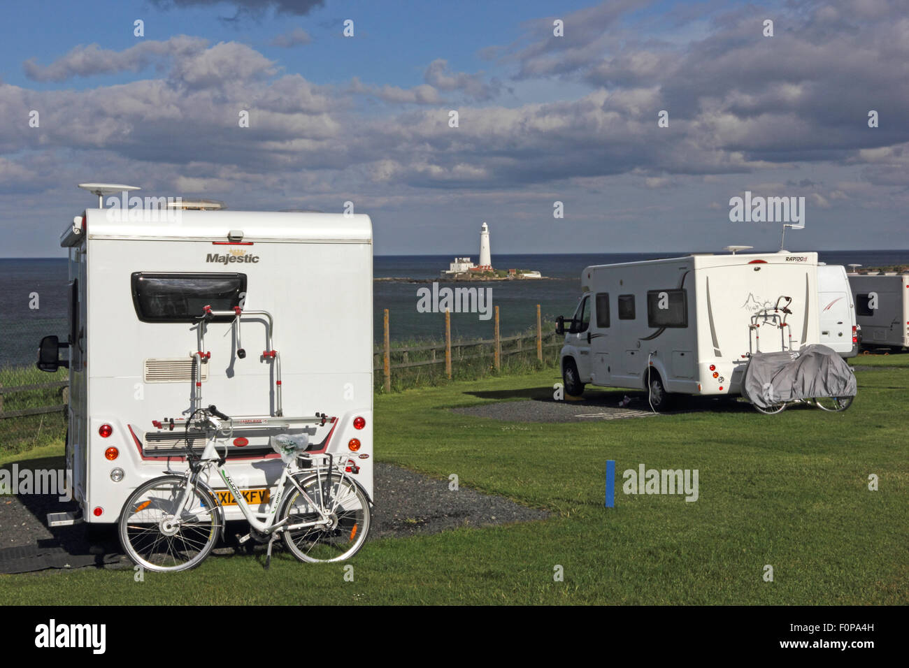 Vecchia Hartley Caravan Club site, con St. Mary's Island e il faro in distanza, Whitley Bay. Foto Stock