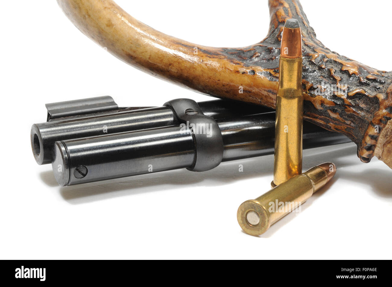Ripresa macro di un fucile e corno di cervo con proiettili Foto Stock