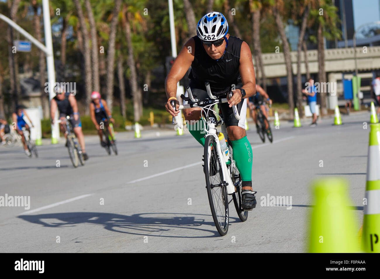 I ciclisti in competizione nella lunga spiaggia Triathlon. 16 agosto 2015. Foto Stock