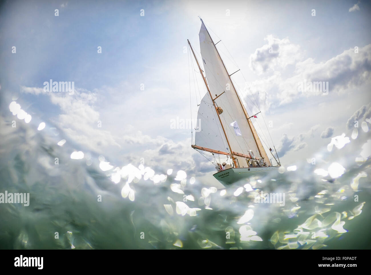 Il 1929 costruito scialuppa, Dorade, DAGLI STATI UNITI D'AMERICA raffigurata sul Solent all'inizio della Rolex Fastnet Race sull'Isola di Wight. Foto Stock