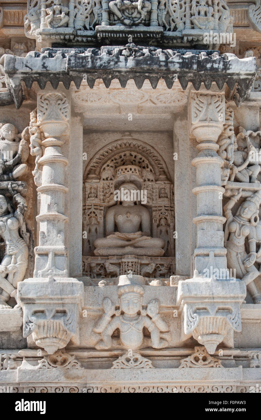 India; strada da Udaipur a Jodhpur. Ranakpur tempio Jain. Dettaglio carving. Foto Stock