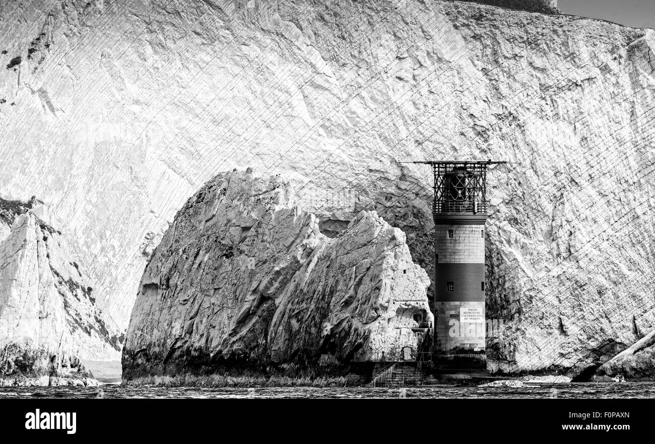 Gli aghi di rocce e faro sull'Isola di Wight. Picture Data: domenica 16 agosto, 2015. Fotografia da Christopher Ison © Foto Stock